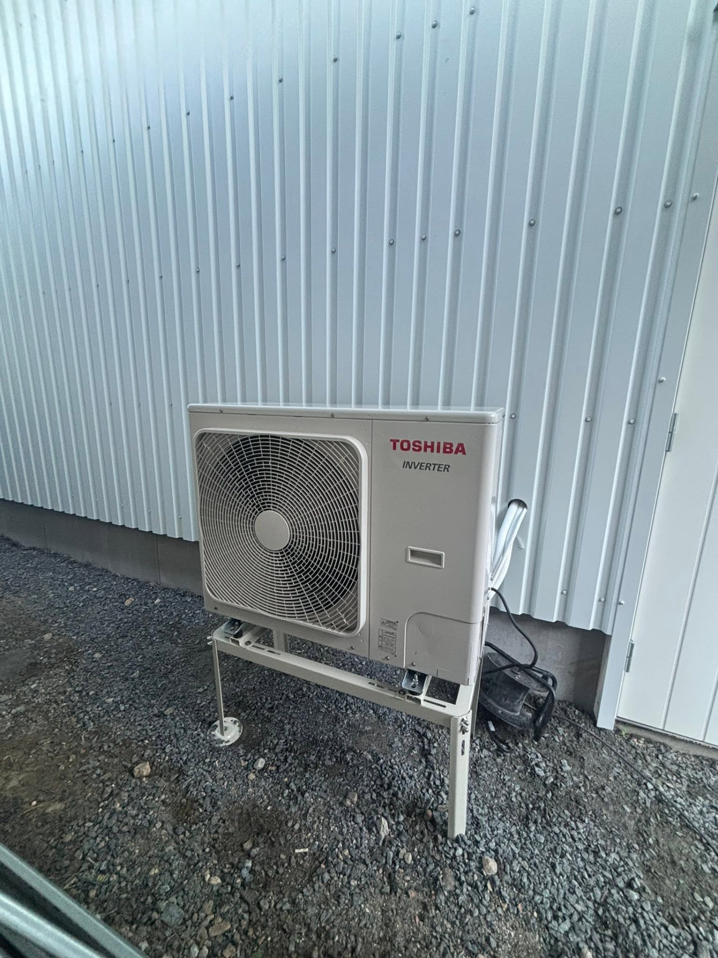 Toshiba varmepumpe montert utenfor en vegg